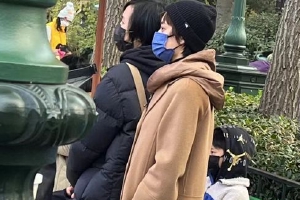 孙俪带儿子等等游玩迪士尼被偶遇