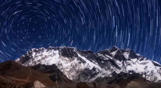  戴建峰拍摄的平面高山星轨图片