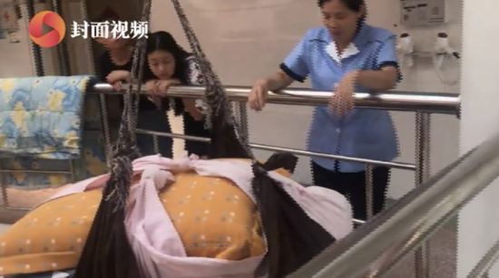 囧哥:赶飞机车停机场两天没熄火 车主:啊?我已经在外地了