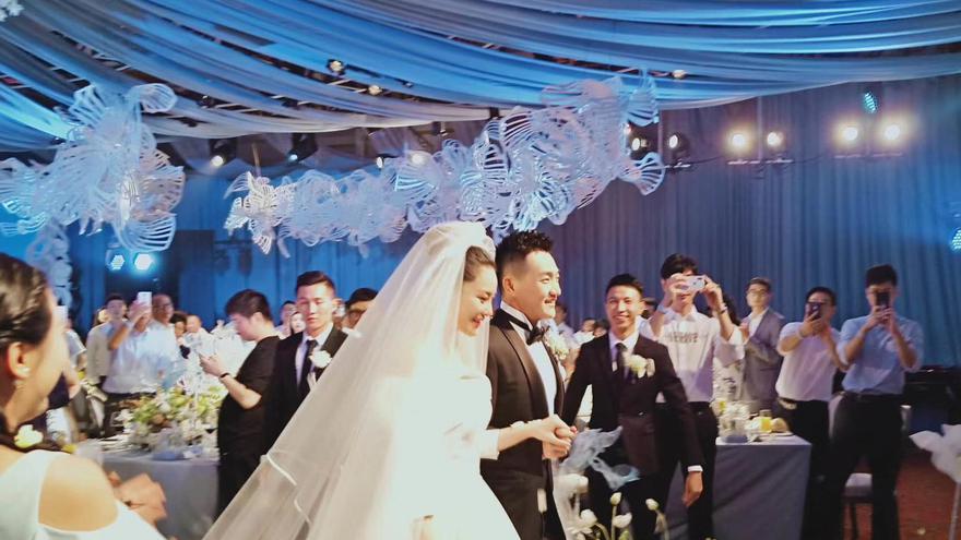 张馨予婚礼现场曝光 新人手牵手步入礼堂