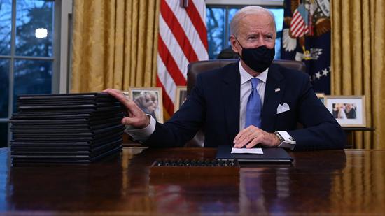 美国总统拜登当地时间周日撤销了前总统特朗普在任期最后几天提出的