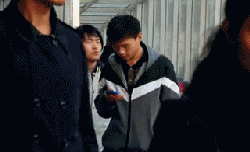 囧哥:伟霆艺兴黄渤出来我爸说这仨娃长真快…春晚段子都在这了