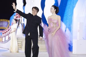 姚晨着粉裙秀香肩雪背 与成龙合体现身