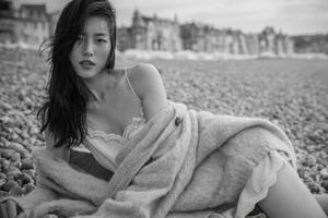 刘雯海边半躺小露酥胸 身材凹凸有致