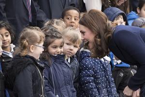 凯特王妃巧遮孕肚 亲切弯腰与萌娃说笑