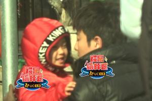 贾乃亮送甜馨上学 目送女儿偷抹眼角泪