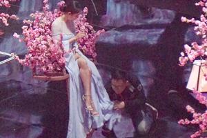 杨幂飘逸纱裙秀美腿 工作人员整理裙摆