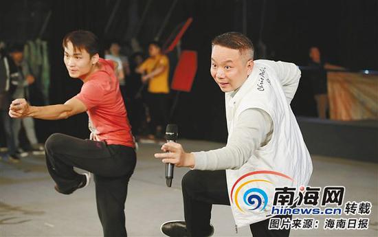 1月17日，符传杰（右）在指导演员排练。海报集团全媒体中心记者刘洋摄
