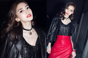 baby穿皮裙明艳动人 锁型颈饰时尚吸睛