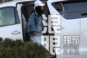 张嘉倪与闺蜜约饭小腹圆润 疑似怀二胎