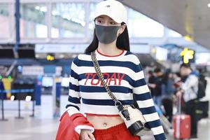 沈梦辰挽一边裤腿凹造型 秀细腰露脐环