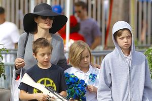 朱莉带三孩子逛市场 喝可可擦嘴接地气