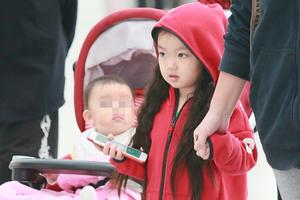 阿拉蕾长卷发及腰 弟弟坐婴儿车显呆萌