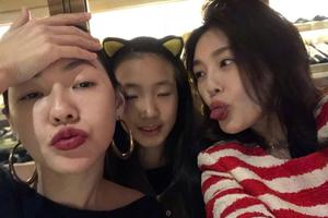 大小S合体与家人聚餐 吐舌嘟嘴卖萌