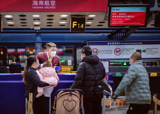 海南航空地服人员为旅客办理值机手续(摄影:蔡林昊)