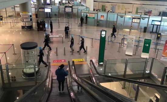 北京首都国际机场内,工作人员9名,旅客仅4名