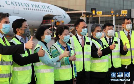 2月19日，香港特区政府公务员事务局局长聂德权、食物及卫生局局长陈肇始等特区政府官员，以及香港中联办副主任仇鸿等到机场迎接。新华社记者 李钢 摄