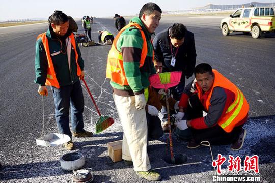 图为对机场跑道紧急修复 钟欣 摄