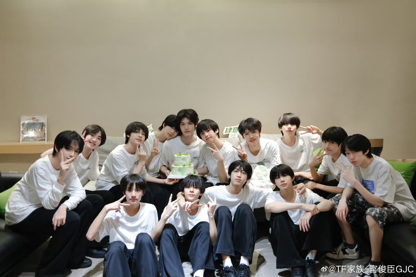 官俊臣迎来18岁成年礼