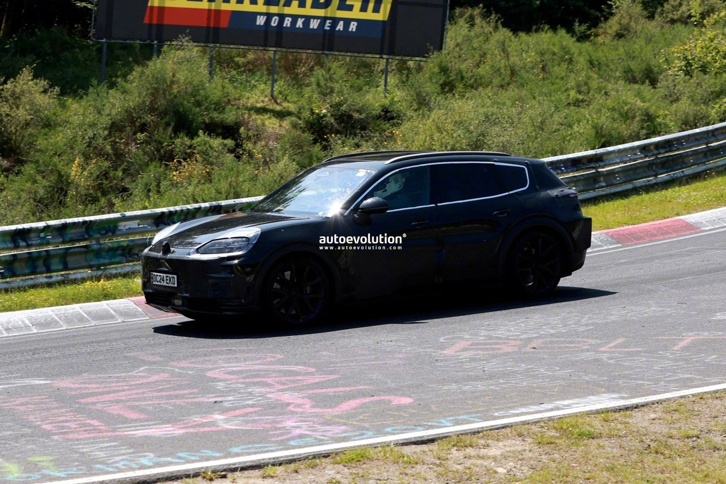 宾利伪装保时捷纯电卡宴路试，首款电动SUV即将推出