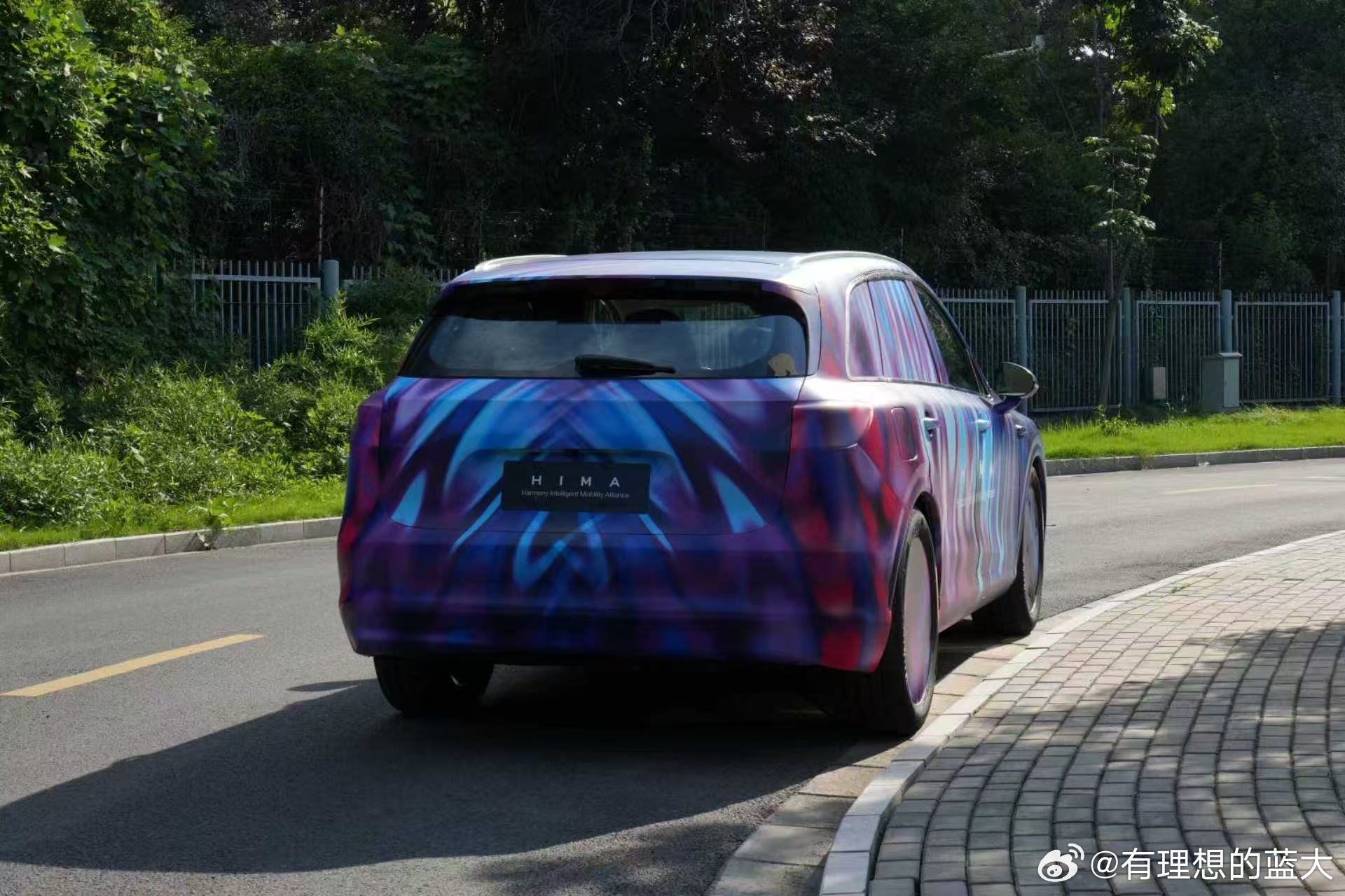 余承东宣布尚界新车搭载智驾蓝灯及ADS4系统