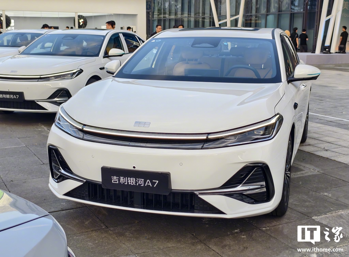 吉利银河A7混动家轿上市，搭载Flyme Auto座舱售8.18万元起
