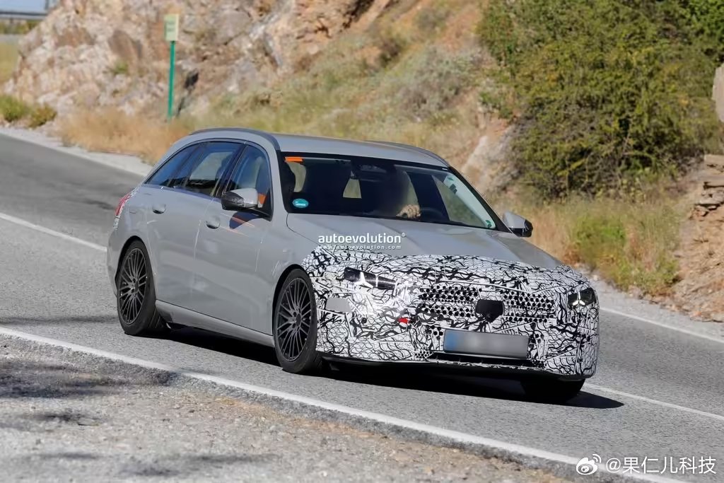 奔驰C级改款车路测曝光，前脸换装三叉星日行灯