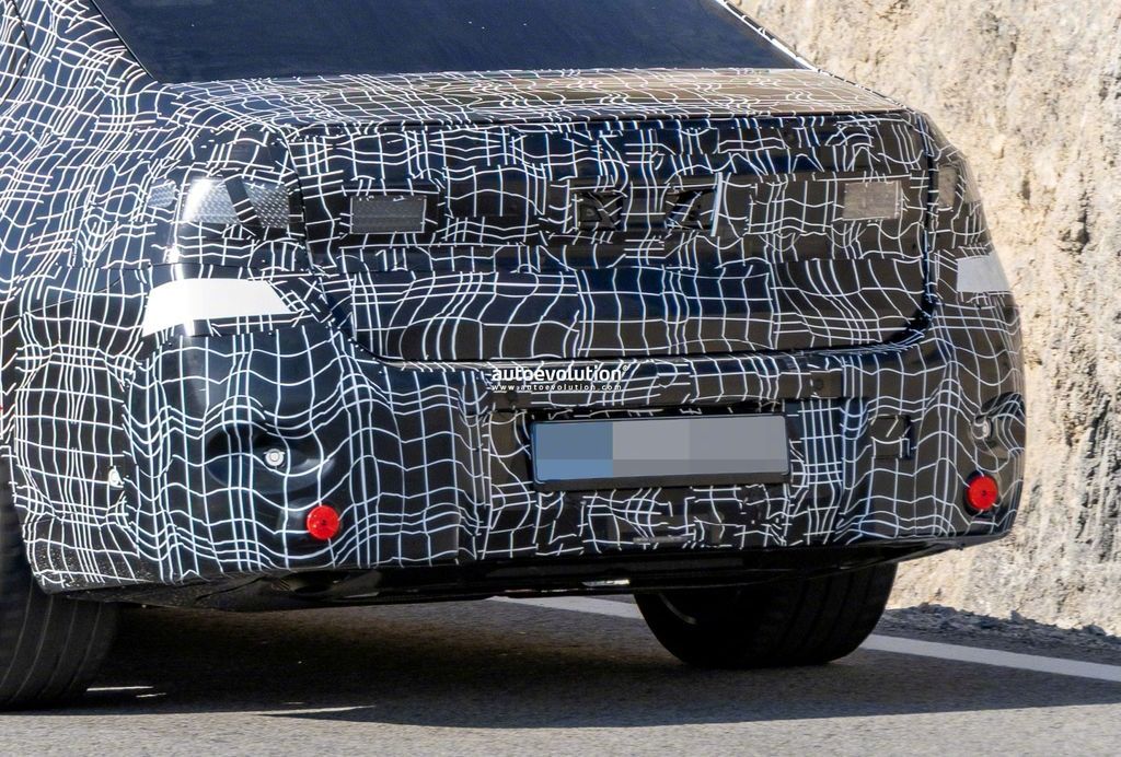 宝马7系中期改款路测图曝光，分体式大灯成亮点