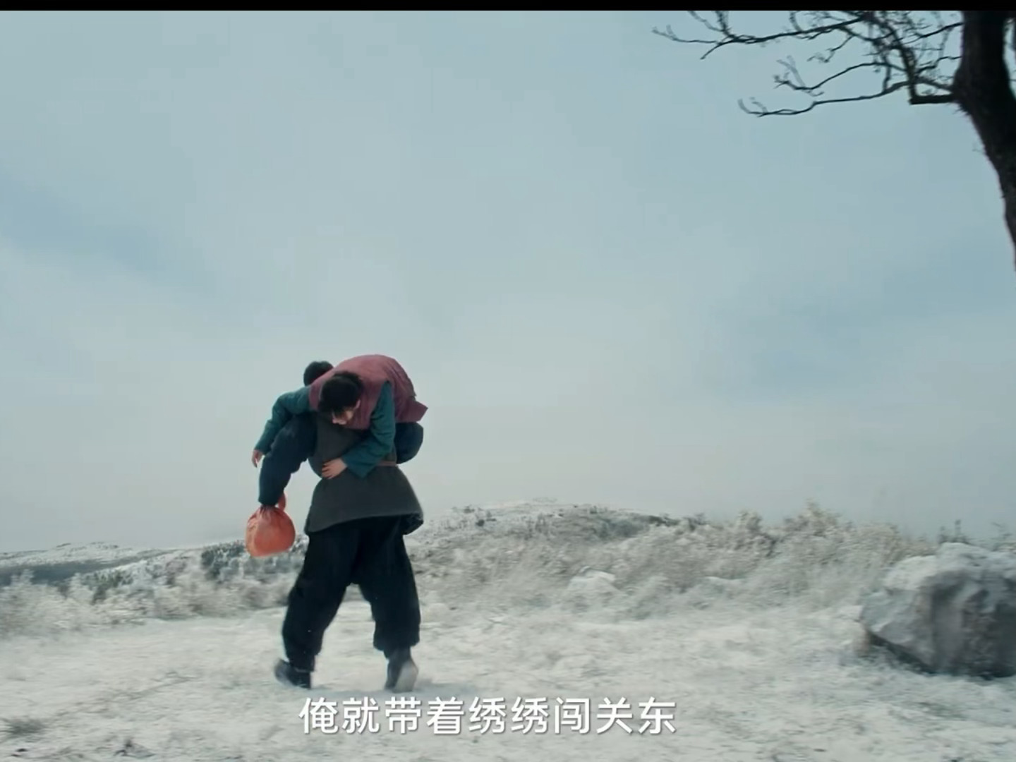 杨幂携宁绣绣闯关东甜蜜互动