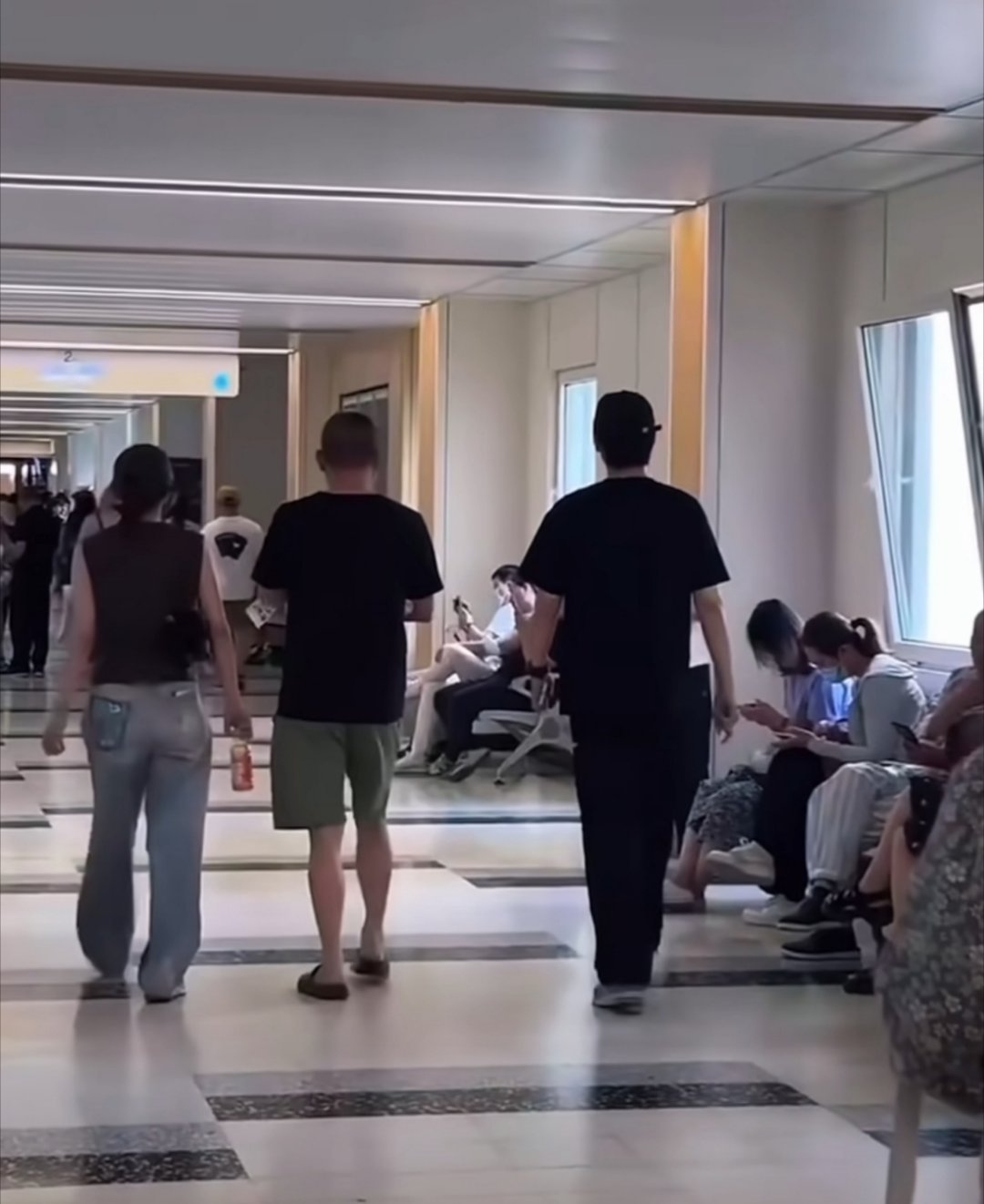 邢昭林卢洋洋同游泰国被拍，互动甜蜜