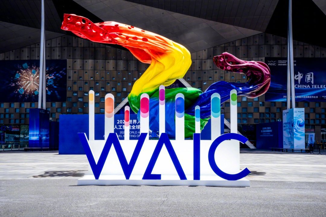 吉利携阶跃星辰亮相2025世界人工智能大会，极氪9X、银河A7等新车及智能蛋舱引关注