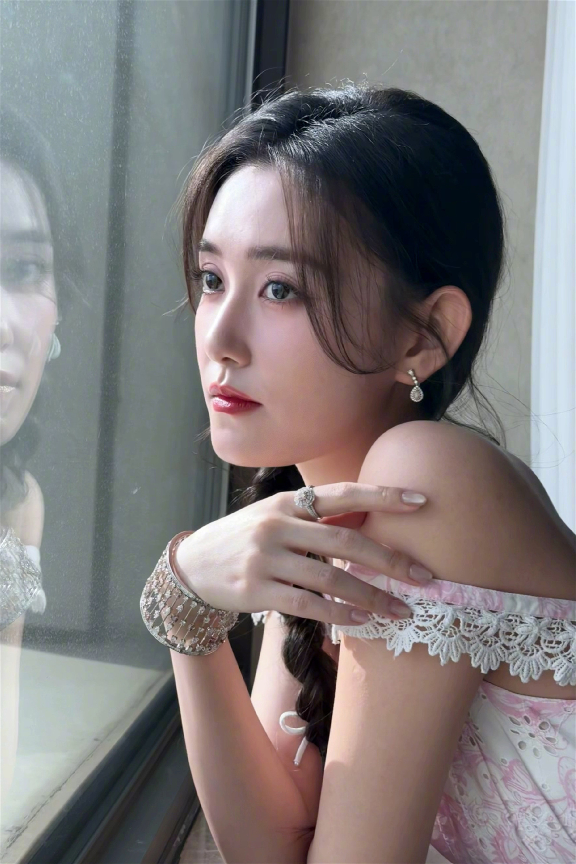 蒋依依展现轻柔优美舞姿