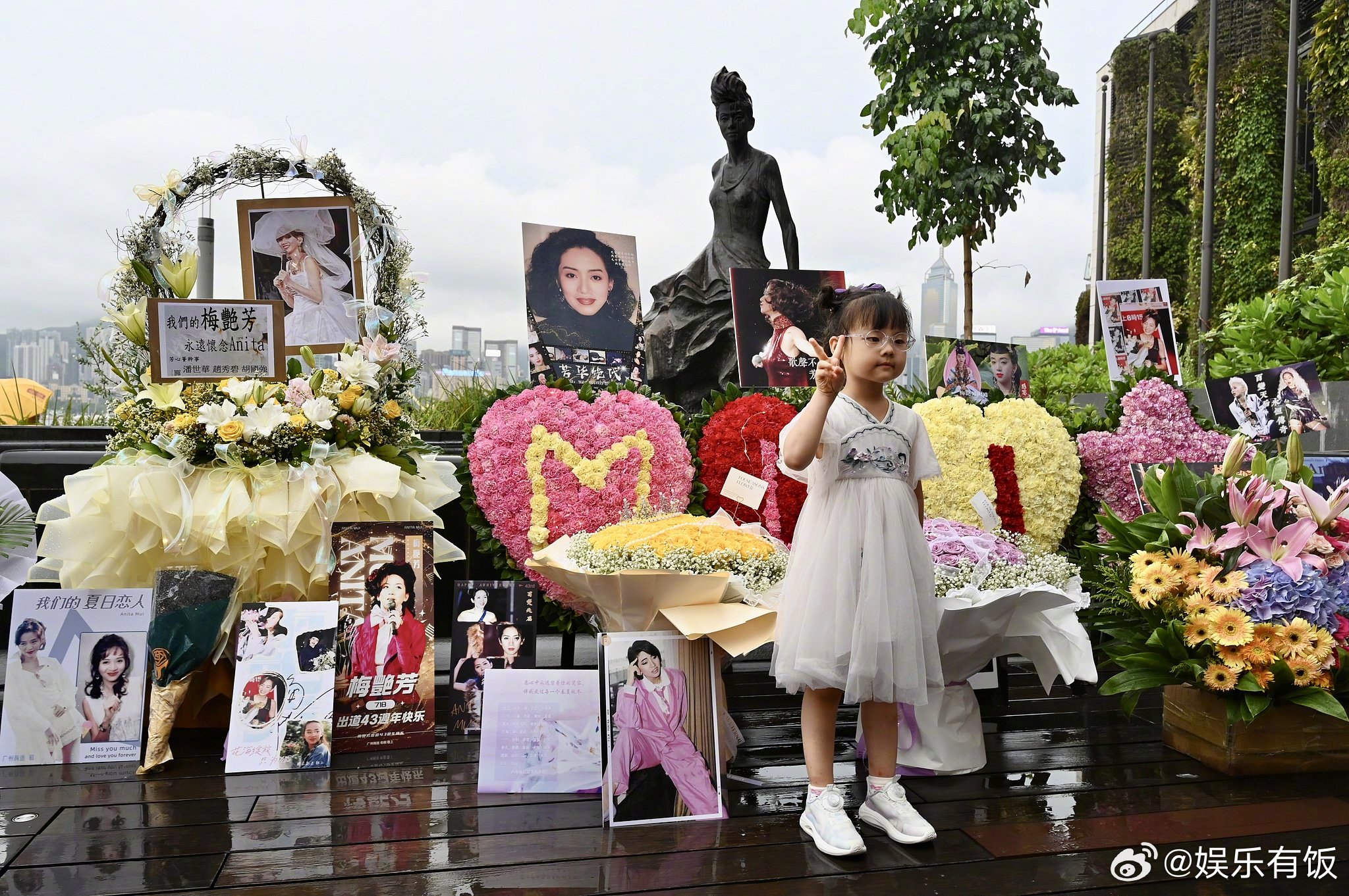 歌迷星光大道献花悼念梅艳芳出道43周年