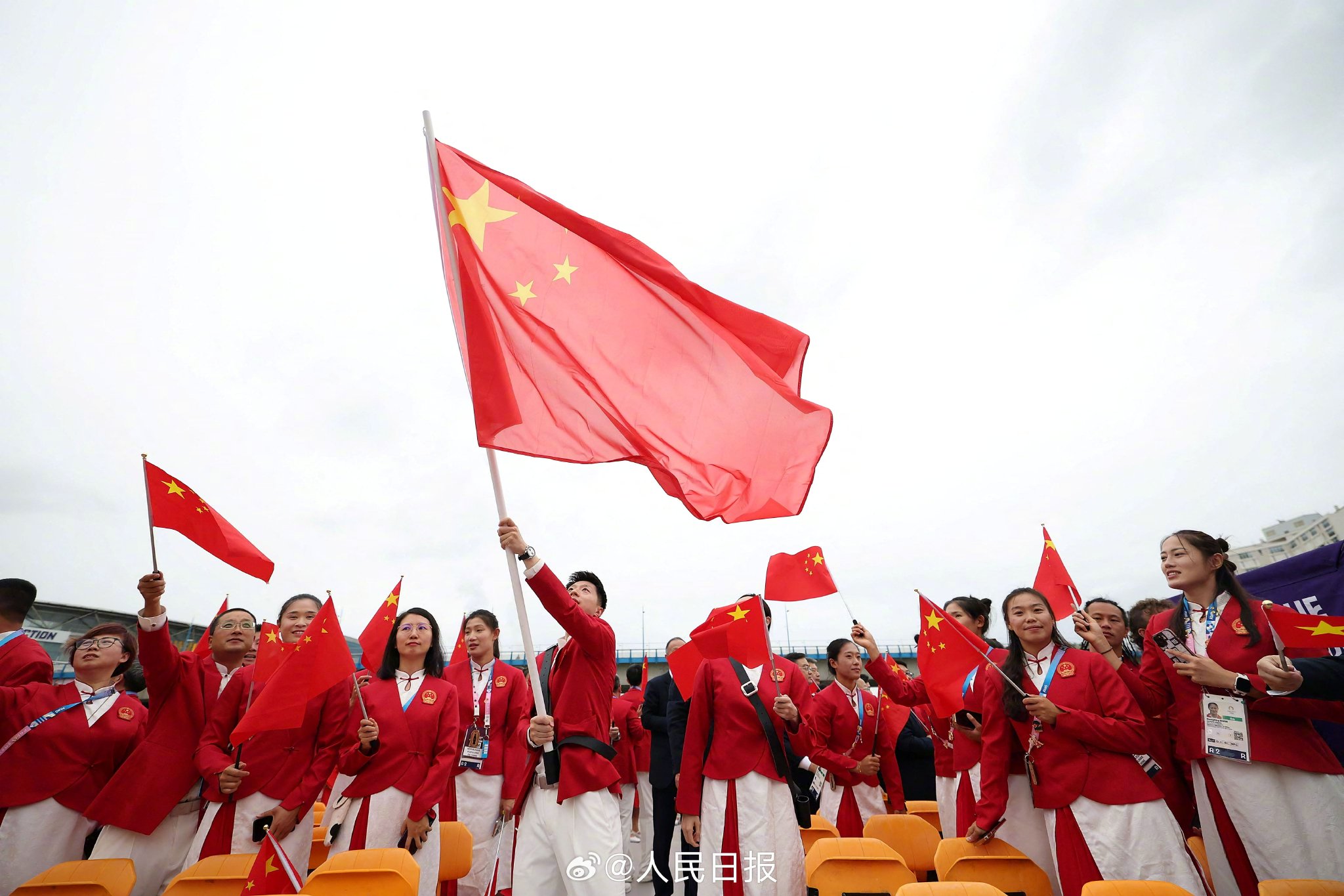 高清大图！多机位看五星红旗闪耀巴黎_新浪新闻