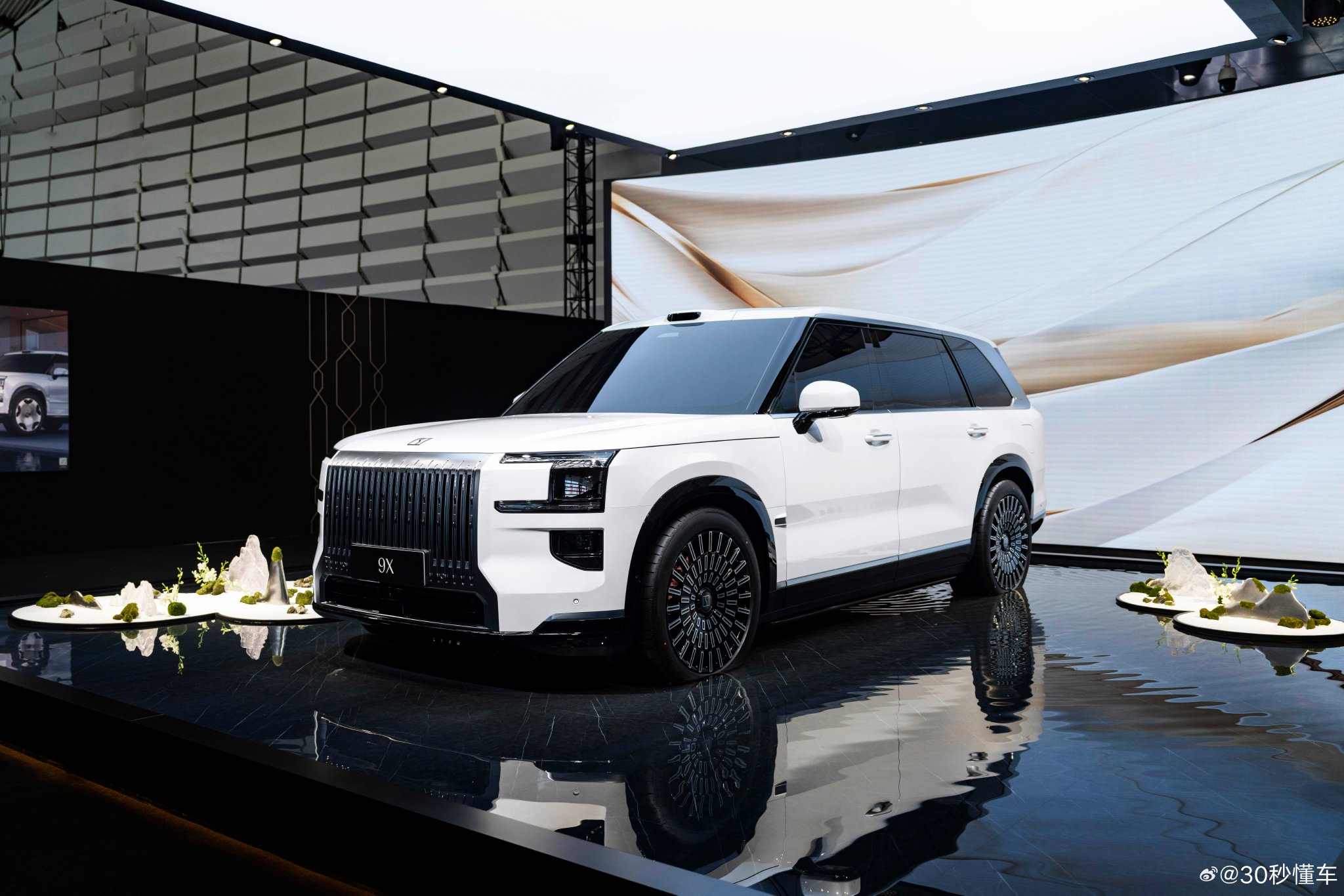 极氪9X混动SUV亮相，三电机1400匹、零百3.1秒