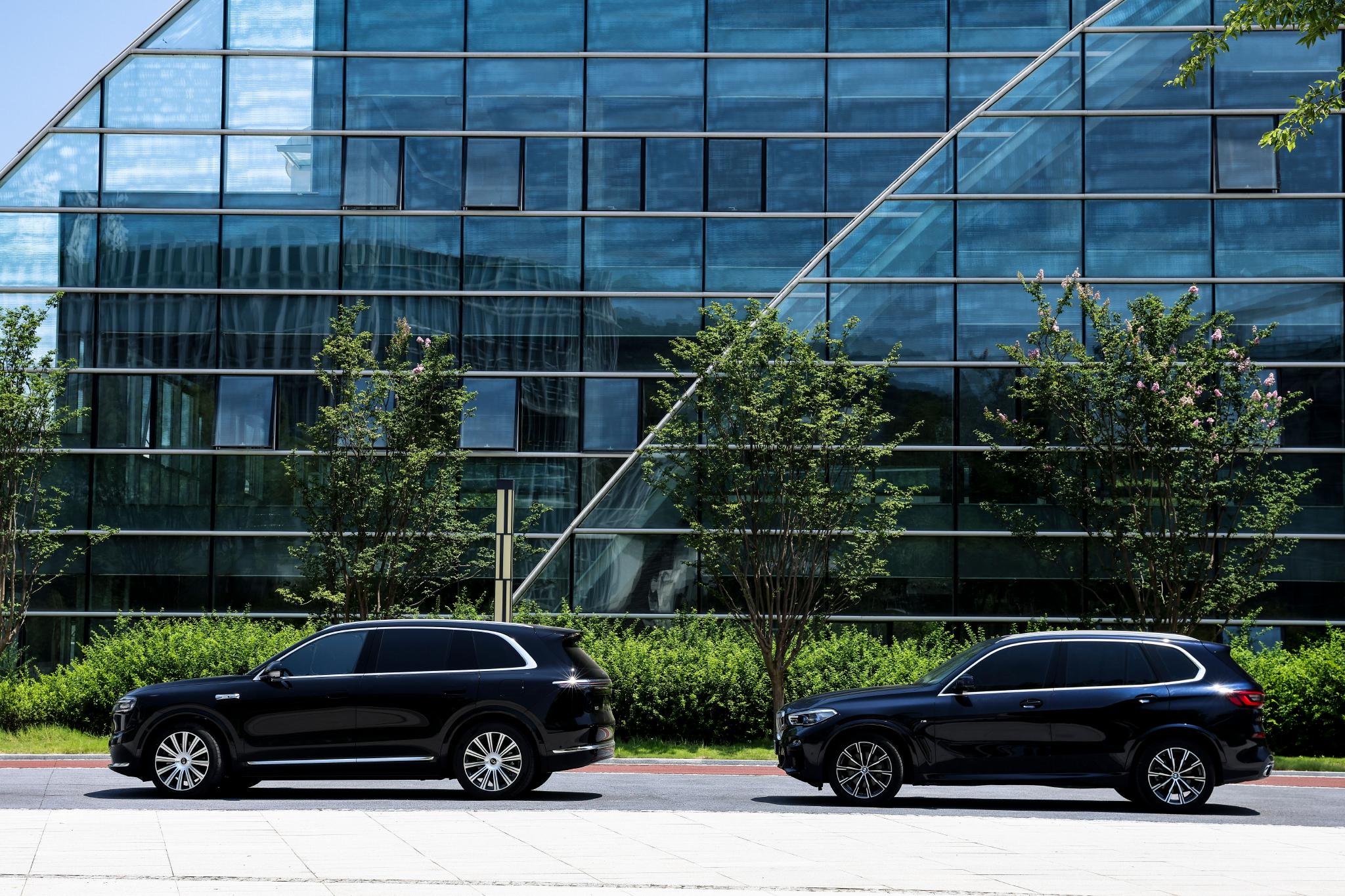 问界新M7与宝马X5同框对比体量感相当