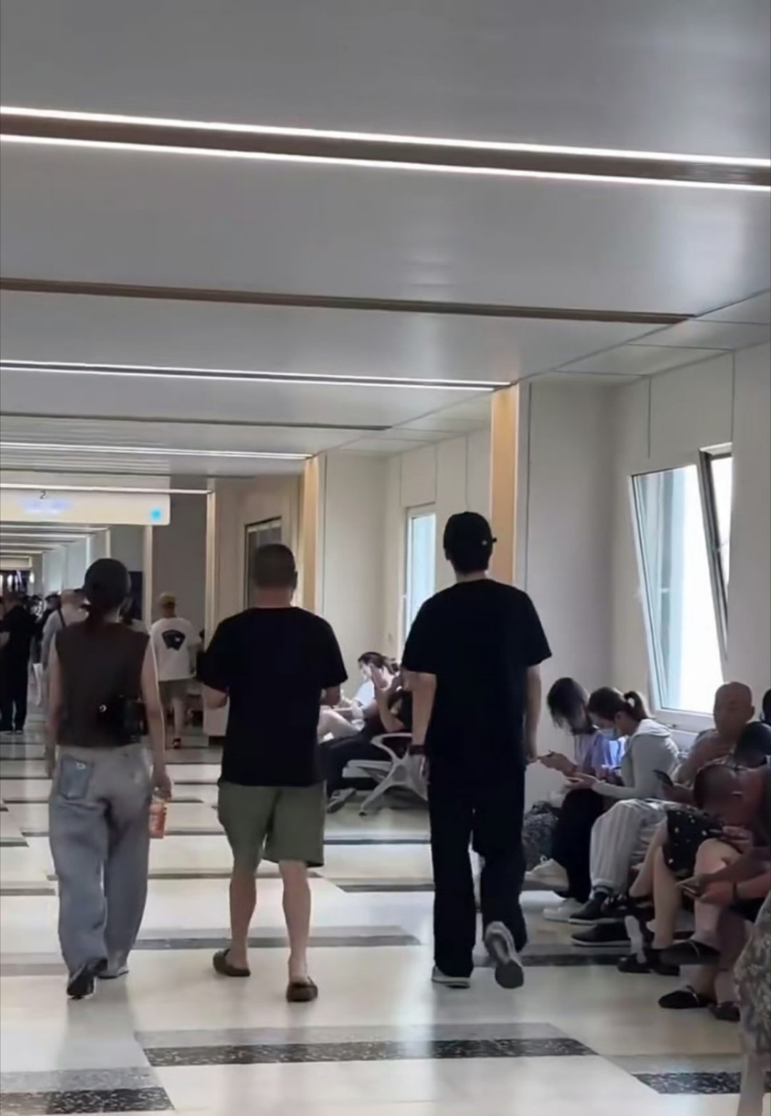 邢昭林卢洋洋医院同框引猜测