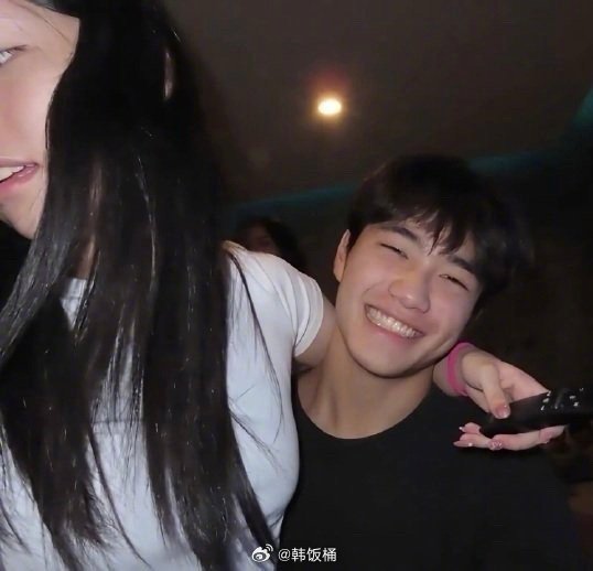 曹格儿子晒合照官宣恋情，澄清另一女生身份