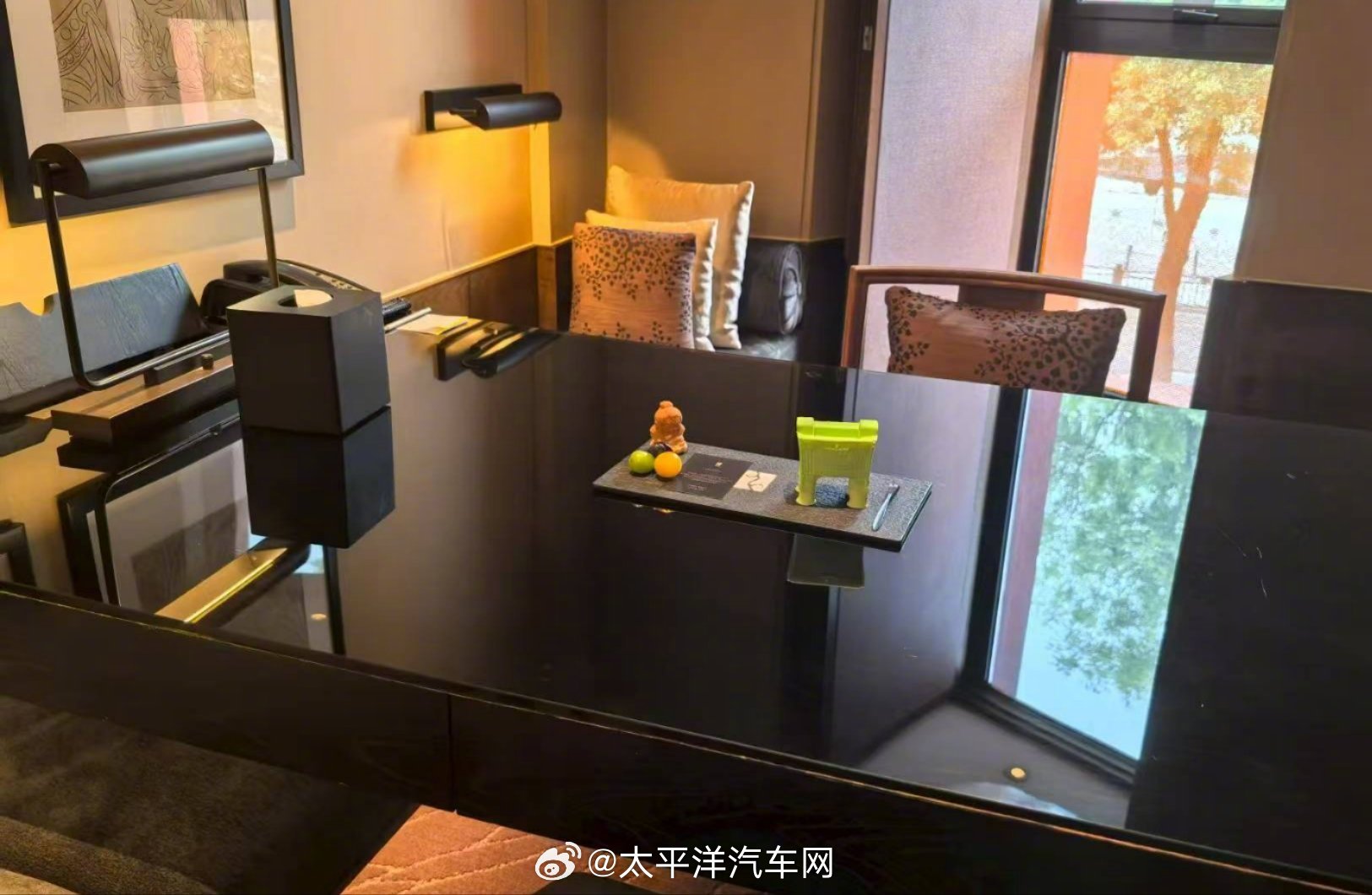 高端品牌接机现星巴克，车圈猜测拍摄车型