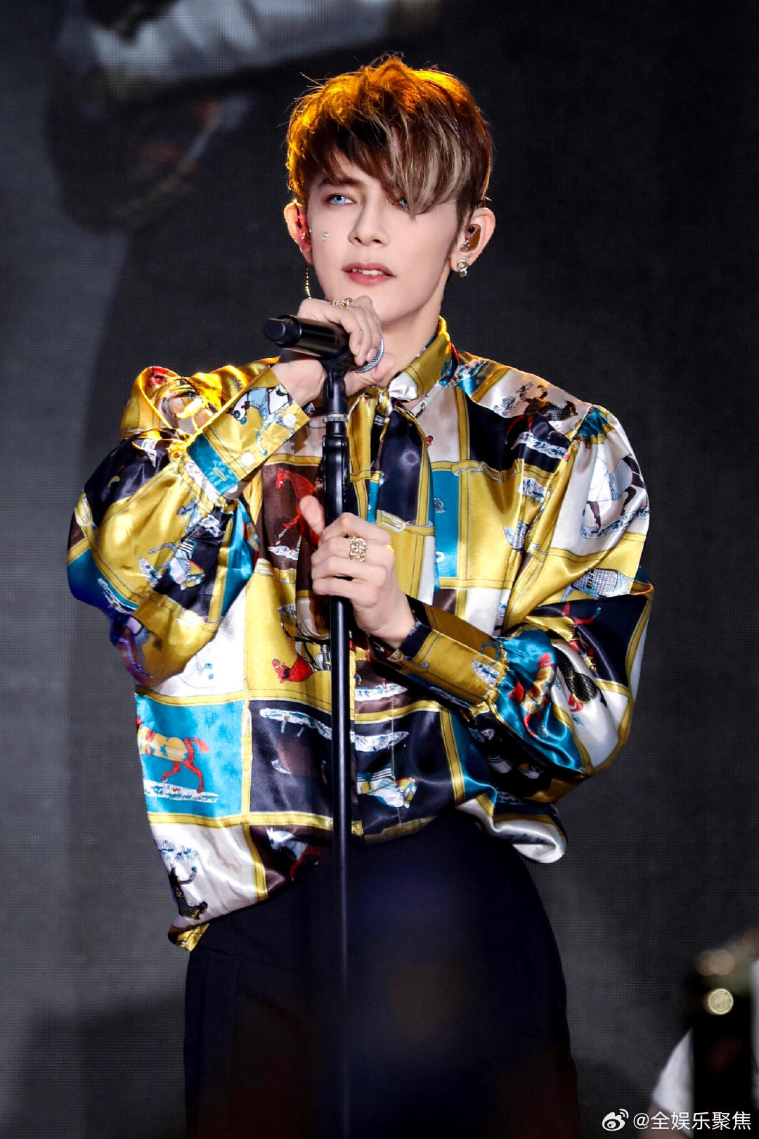 汪东城机场拄拐现身，腿伤引关注