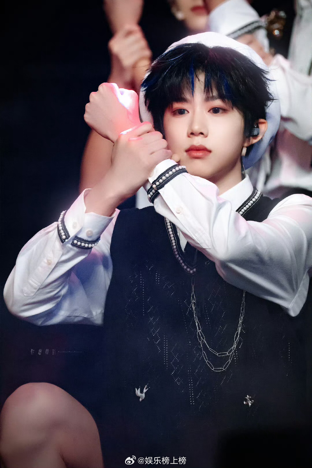 陈奕恒重庆公演戴白色贝雷帽亮相