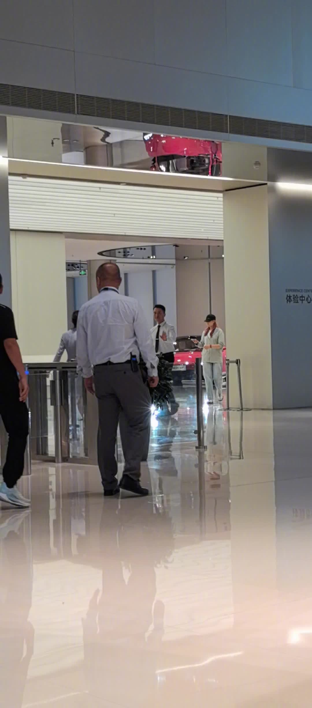 比亚迪王传福参观小米汽车工厂，雷军陪同