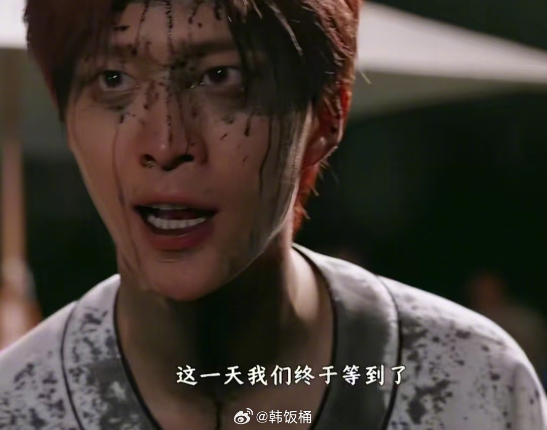 范丞丞跑男当PD用水枪追滋姚译添，导演被堵角落表情变形