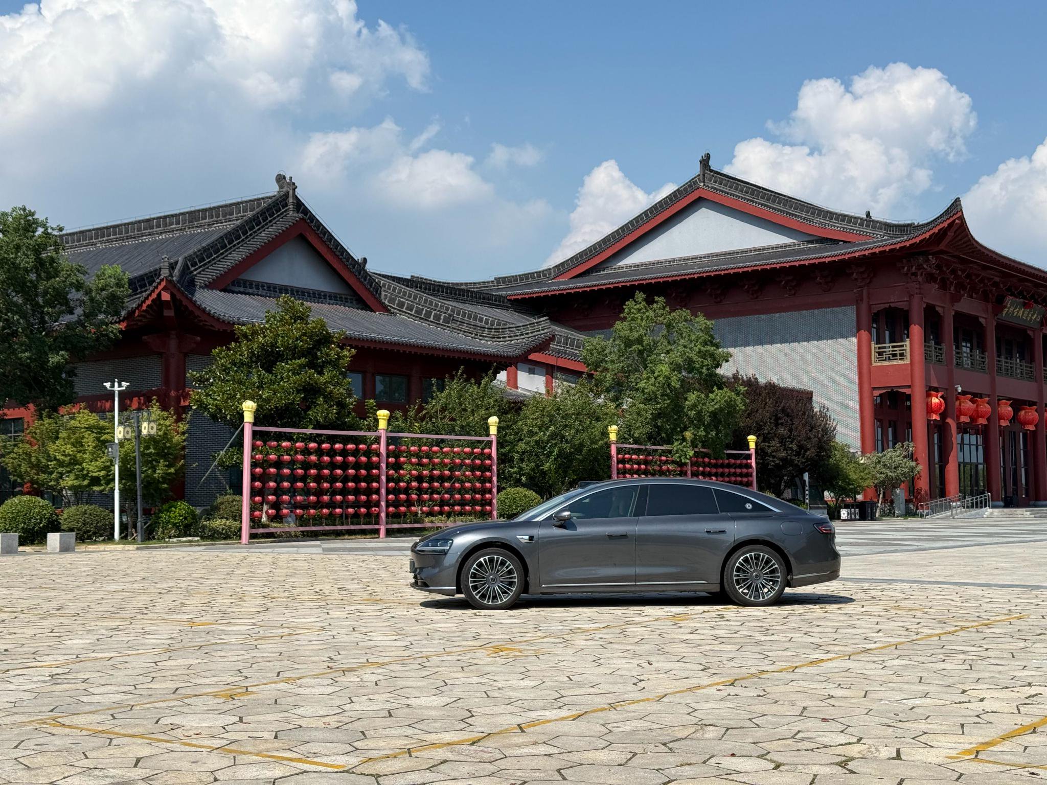 享界S9增程版古建筑取景凸显科技复古反差