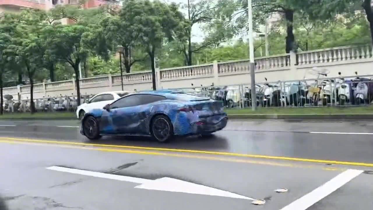 比亚迪腾势Z跑车路试视频曝光，或推敞篷硬顶双版本