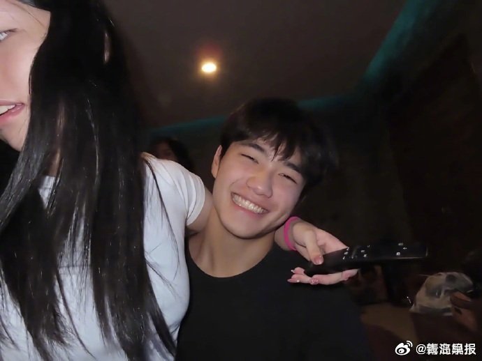 曹格儿子Joe晒合照承认恋情，澄清此前误会