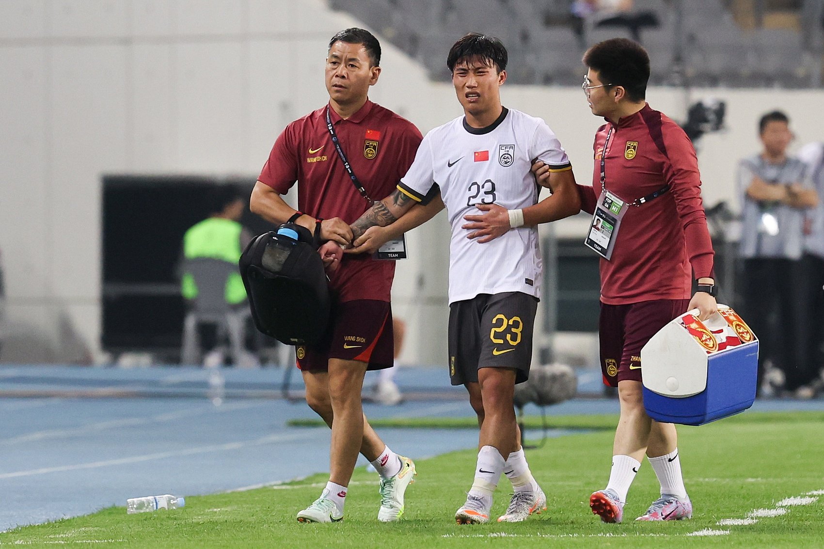 谢文能东亚杯首战中暑呕吐被换下，无伤情影响后续比赛