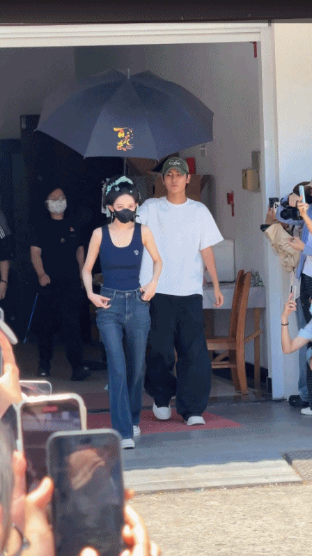 孟子义结束拍摄后为等候粉丝送周边并驾车离开