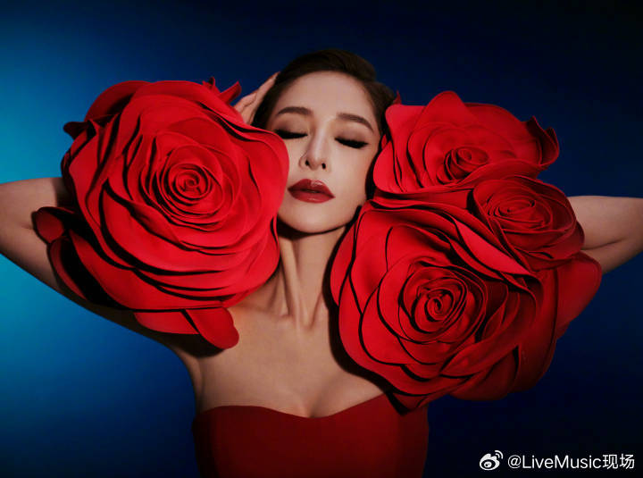 萧亚轩发布最新大片造型惊艳