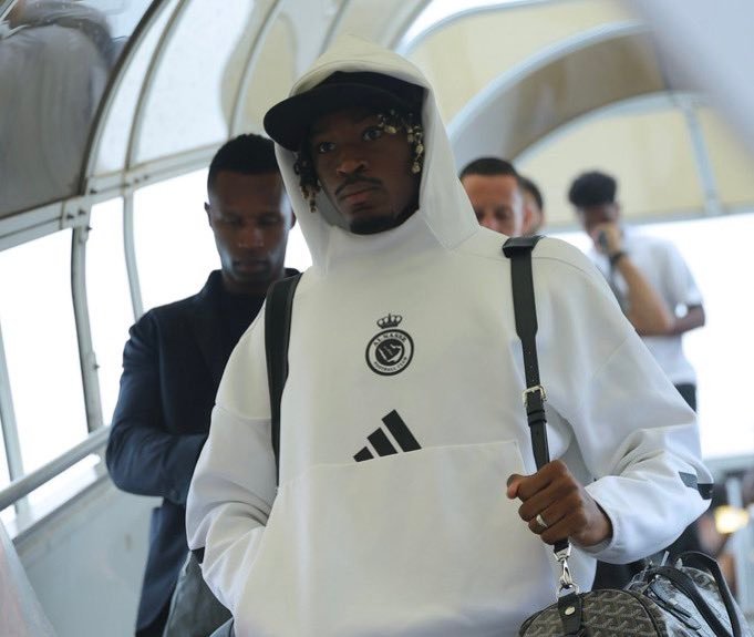 C罗随利雅得胜利队抵达中国香港